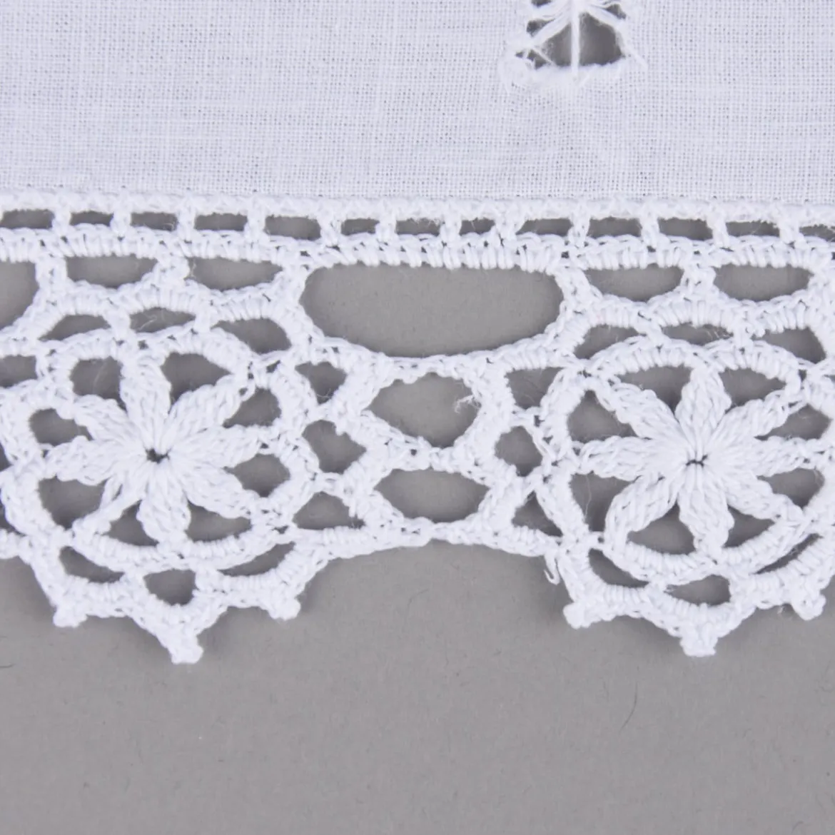 Häkelspitze Häkelgardine Panneaux Meterware mit Schlaufen und Häkelblume weiß 20cm Höhe