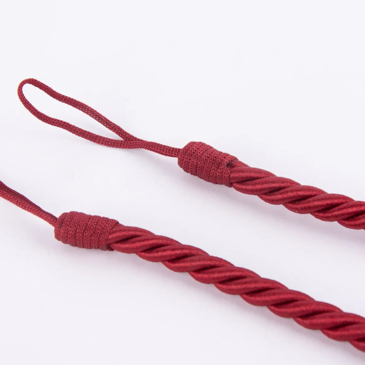 Hochwertige Vorhangkordel Raffhalter-Kordel 75cm in seidiger Optik mit Aufhängeschlaufen rot