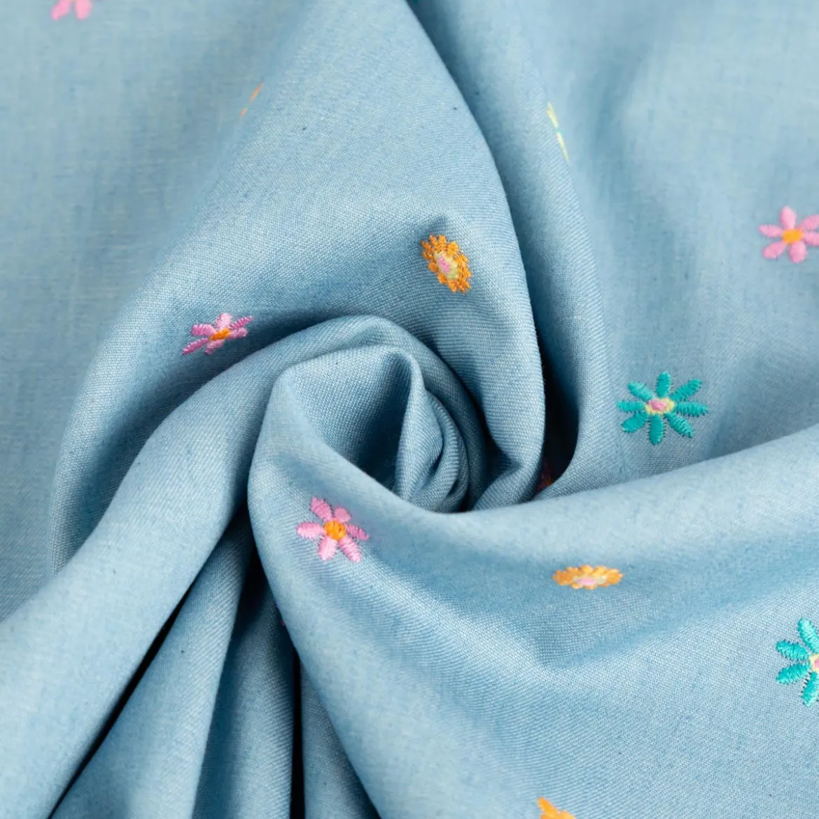 Jeansstoff Chambray garngefärbt bestickt Blüten hellblau bunt 1,30m Breite