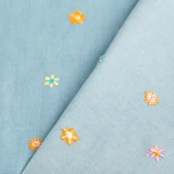 Jeansstoff Chambray garngefärbt bestickt Blüten hellblau bunt 1,30m Breite