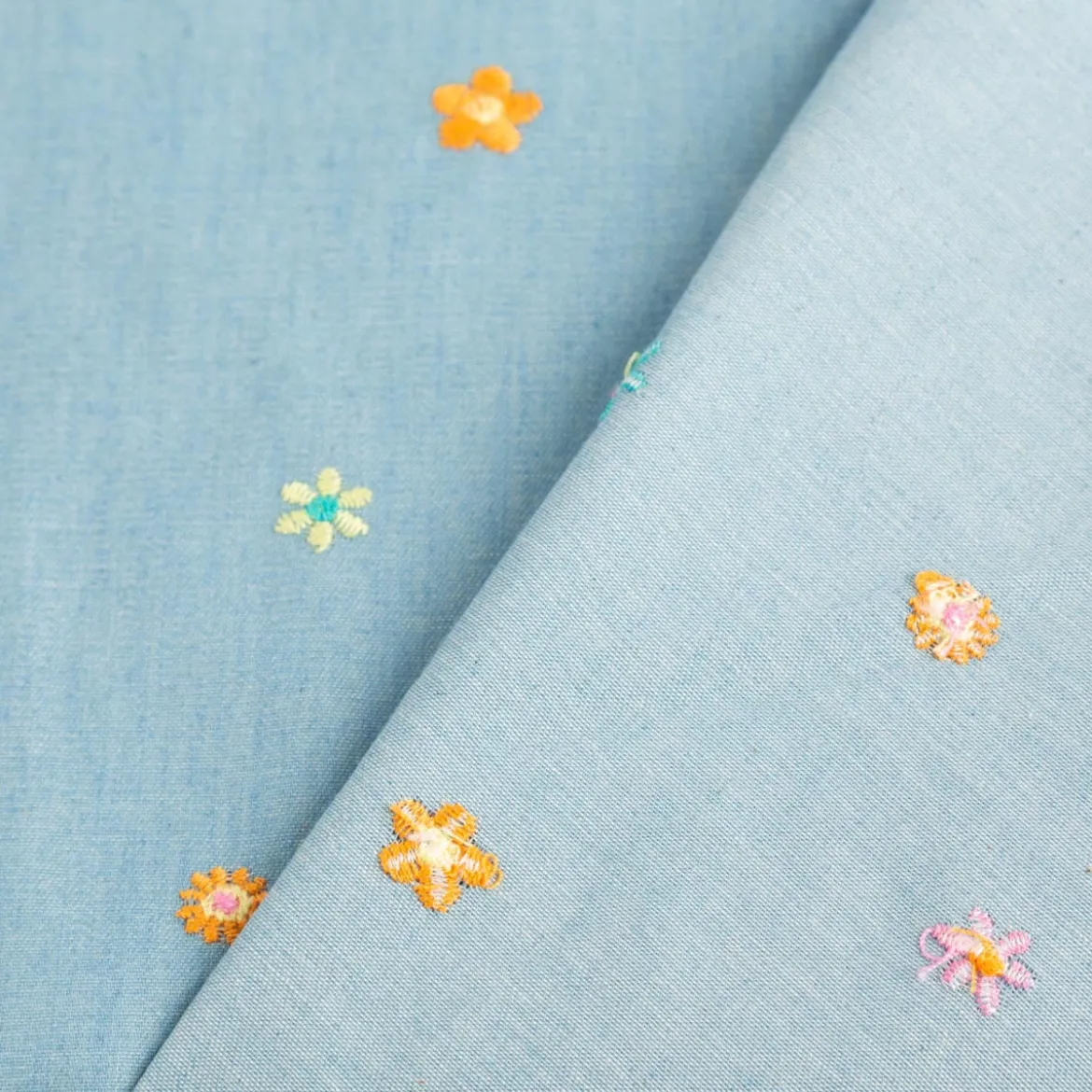 Jeansstoff Chambray garngefärbt bestickt Blüten hellblau bunt 1,30m Breite