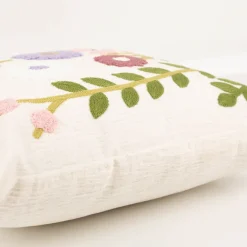 Kissen Blumen getuftet und gestickt Chenille wollweiß grün rosa lila 45x45cm