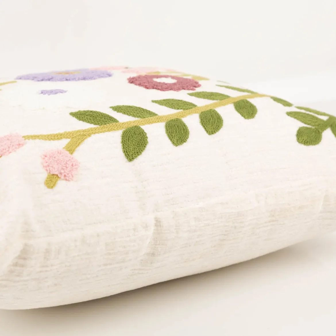Kissen Blumen getuftet und gestickt Chenille wollweiß grün rosa lila 45x45cm