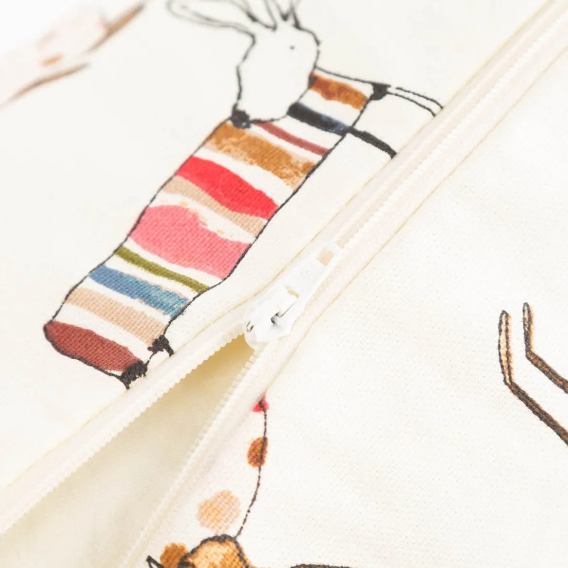Kissenhülle aus Baumwolle mit Hasen beige bunt in versch. Größen von SCHÖNER LEBEN.