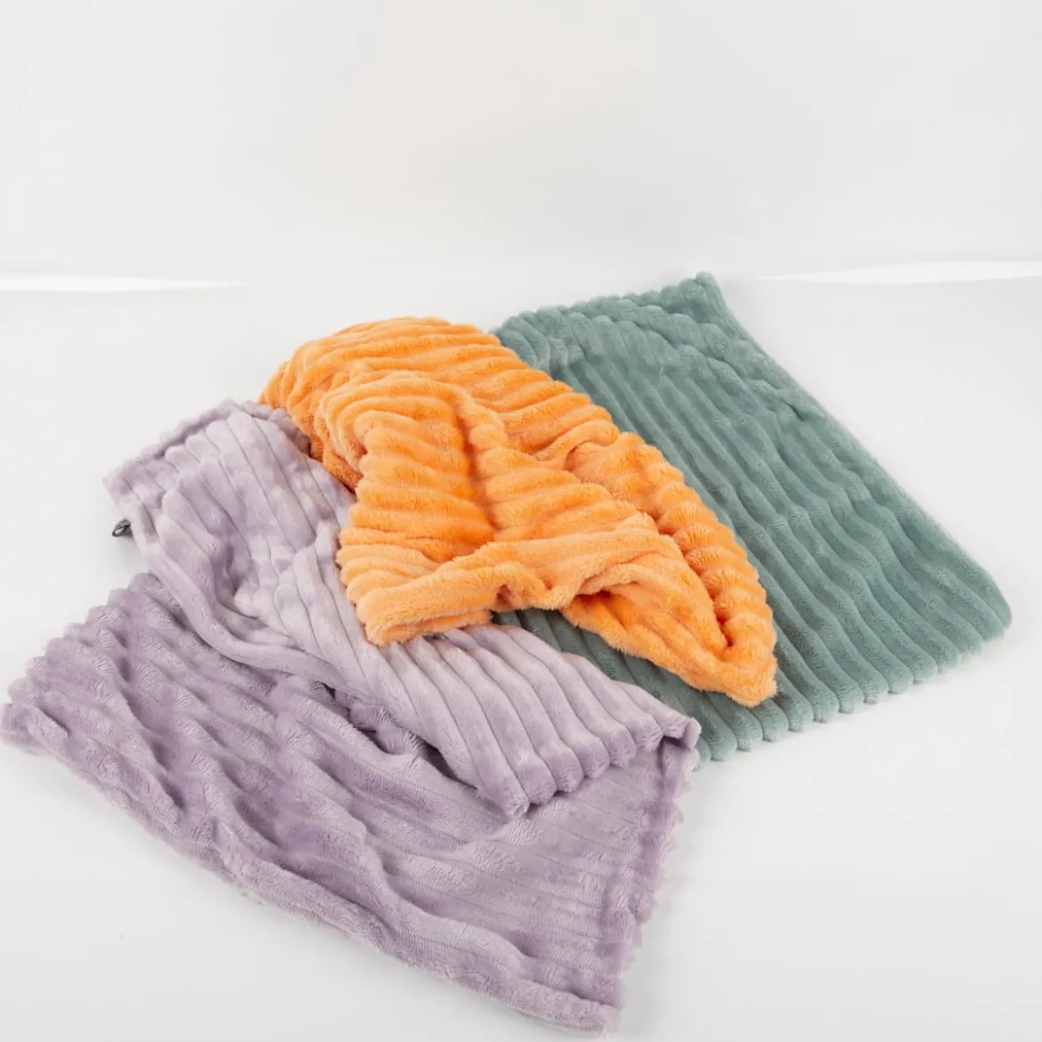 Kissenhülle aus Plüsch in Cordoptik Streifen Apricot 45x45cm