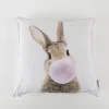 Kissenhülle Hase mit Kaugummiblase Baumwolle natur 45x45cm von Magma