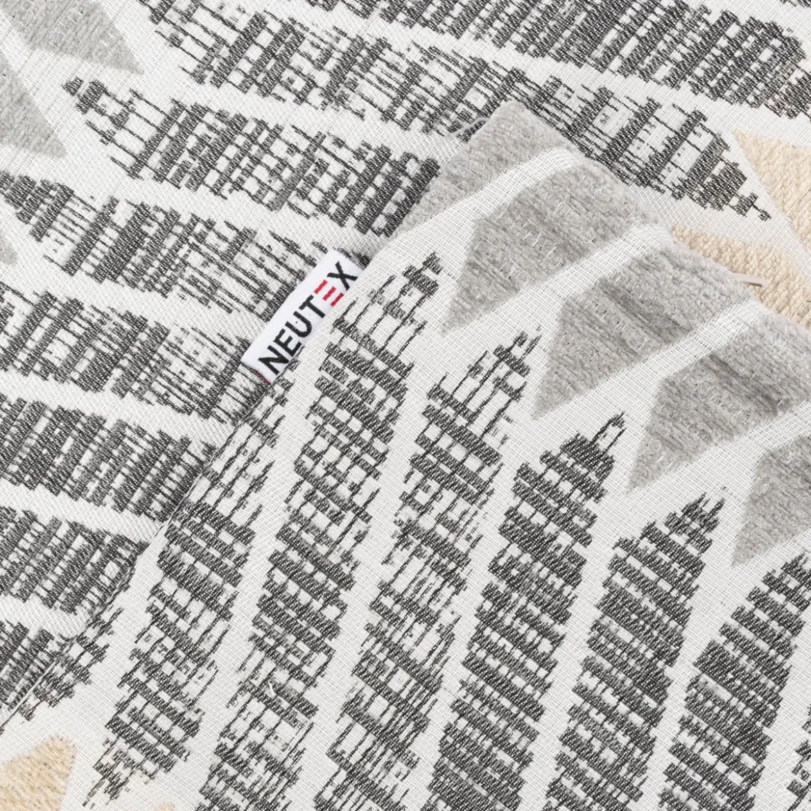 Kissenhülle LASSE grafisches Jacquard-Muster mit Chenille-Effekten verschiedene Farben 48x48cm von Neutex for you!
