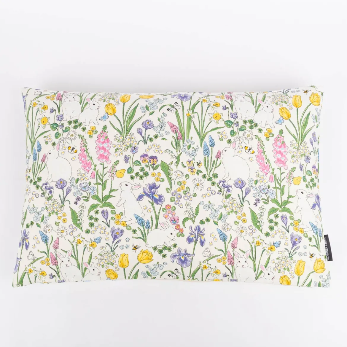 Kissenhülle Rabbit Spring Fever Hasen Blumen weiß bunt in versch. Größen von SCHÖNER LEBEN.