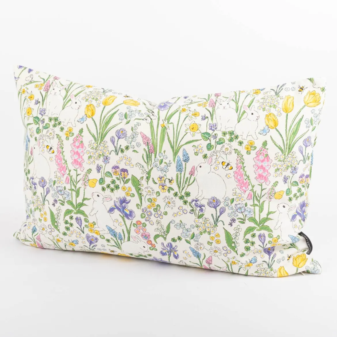 Kissenhülle Rabbit Spring Fever Hasen Blumen weiß bunt in versch. Größen von SCHÖNER LEBEN.