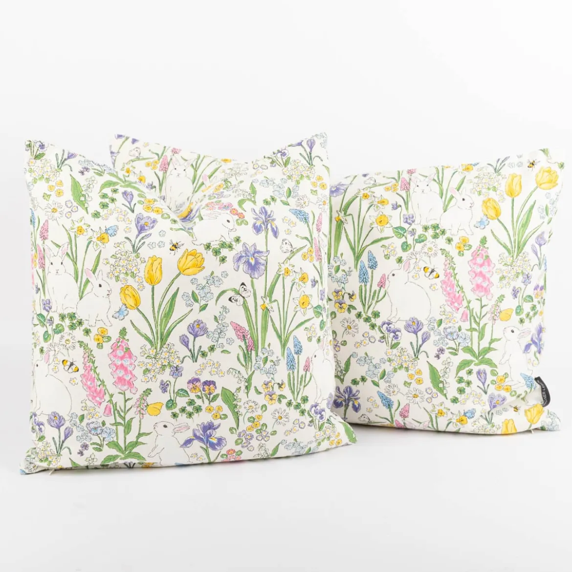 Kissenhülle Rabbit Spring Fever Hasen Blumen weiß bunt in versch. Größen von SCHÖNER LEBEN.
