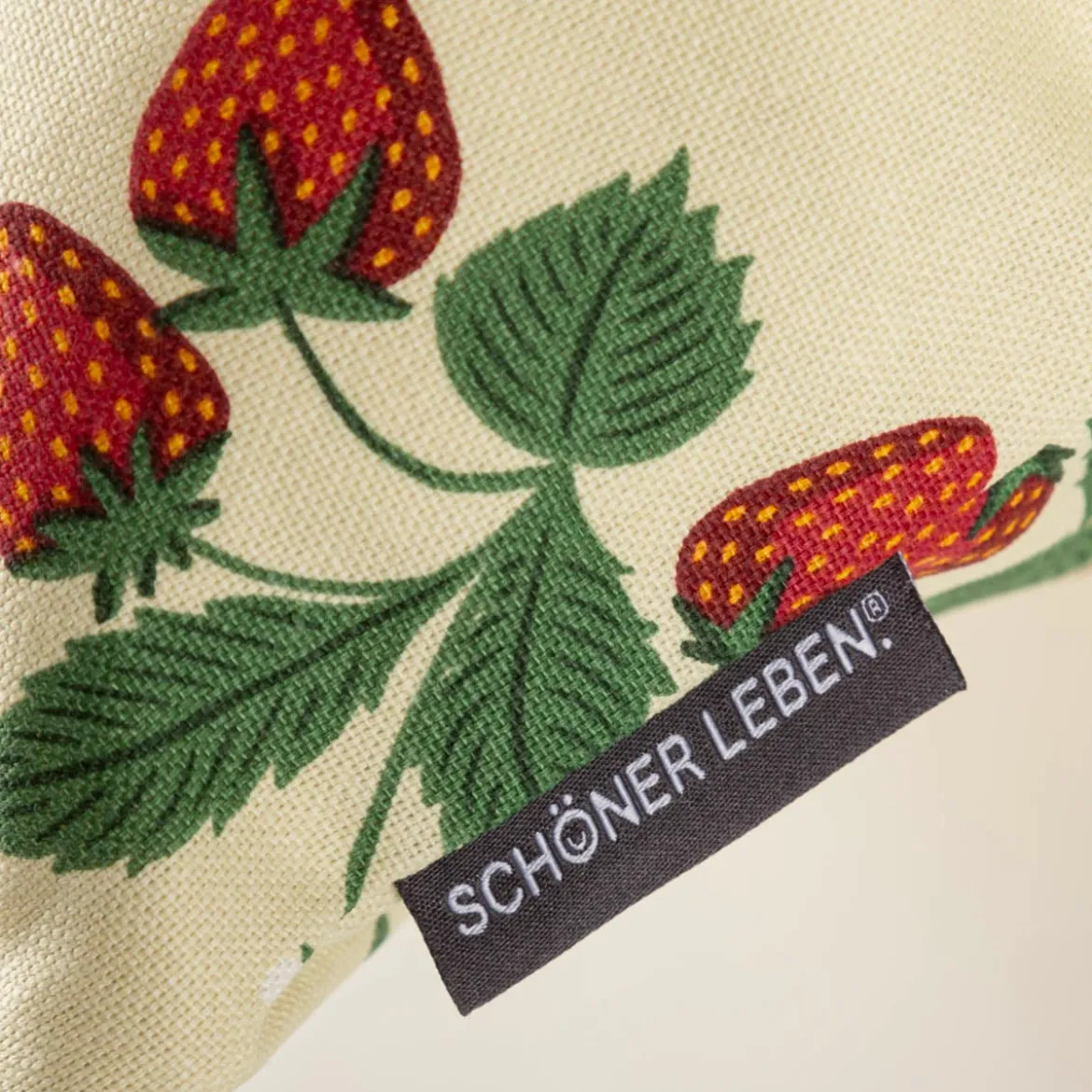 Kissenhülle Strawberry Happy Fruit Erdbeeren vanille rot in versch. Größen von SCHÖNER LEBEN.