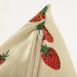 Kissenhülle Strawberry Happy Fruit Erdbeeren vanille rot in versch. Größen von SCHÖNER LEBEN.