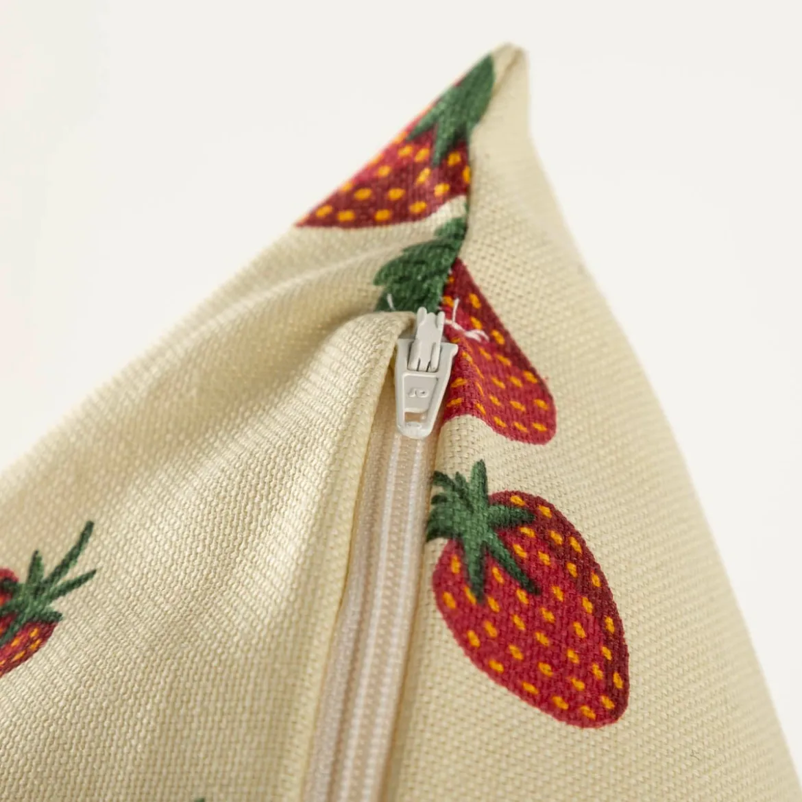 Kissenhülle Strawberry Happy Fruit Erdbeeren vanille rot in versch. Größen von SCHÖNER LEBEN.