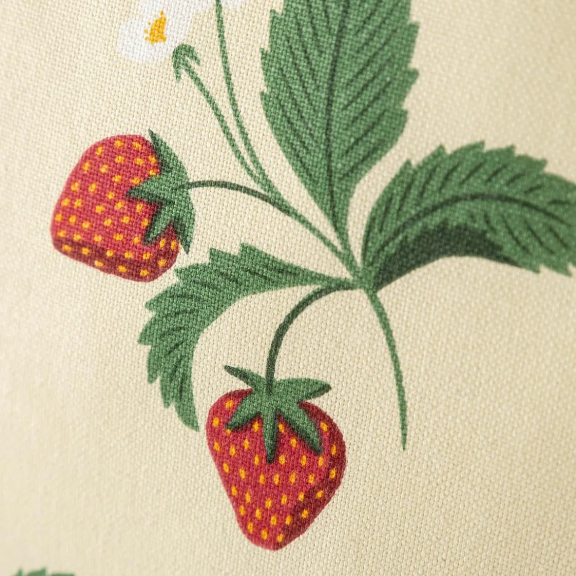 Kissenhülle Strawberry Happy Fruit Erdbeeren vanille rot in versch. Größen von SCHÖNER LEBEN.