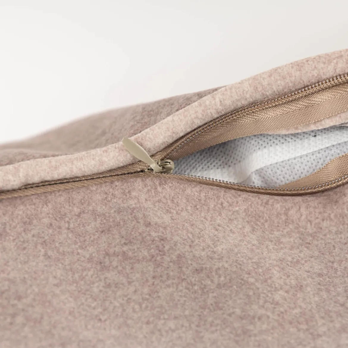 Kissen Morey Filzoptik mit Kederumrandung taupe 50x50cm