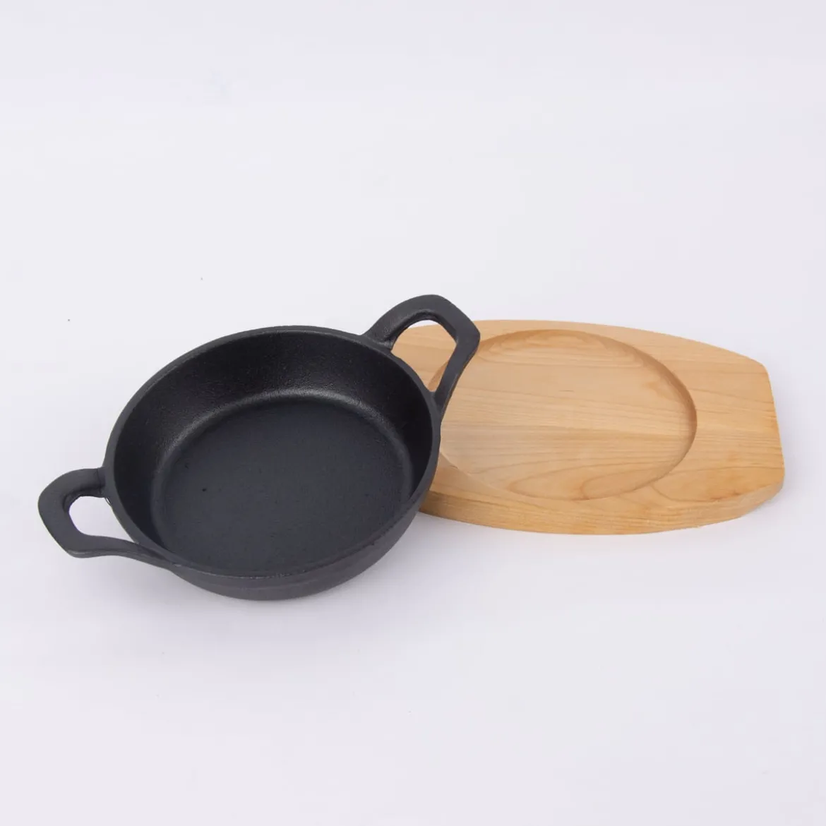 Kleine Gusseisen Pfanne mit Holzbrett schwarz natur 22,5x15x4cm
