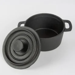 Kleiner Topf mit Deckel aus Gusseisen schwarz 14x7,5cm