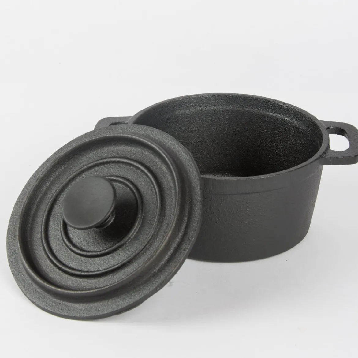 Kleiner Topf mit Deckel aus Gusseisen schwarz 14x7,5cm