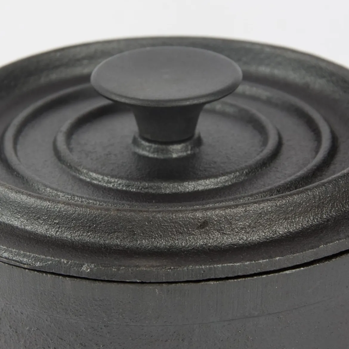 Kleiner Topf mit Deckel aus Gusseisen schwarz 14x7,5cm