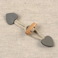 Knebelverschluß Herz für Kinder grau natur 2,4x10cm