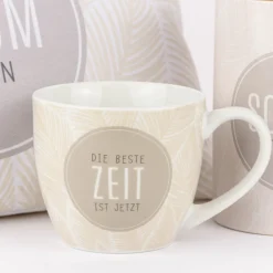 La Vida Porzellan Tasse Die beste Zeit ist jetzt Federn beige weiß 400ml