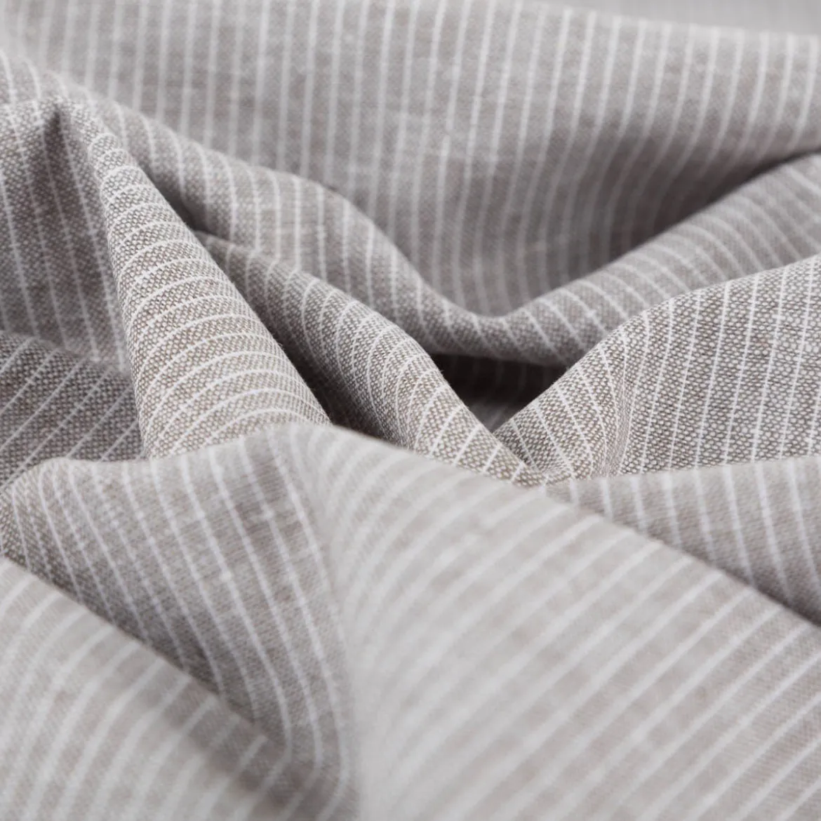 Leinen-Baumwollstoff Chambray Nadelstreifen meliert khaki-grün 1,38m Breite