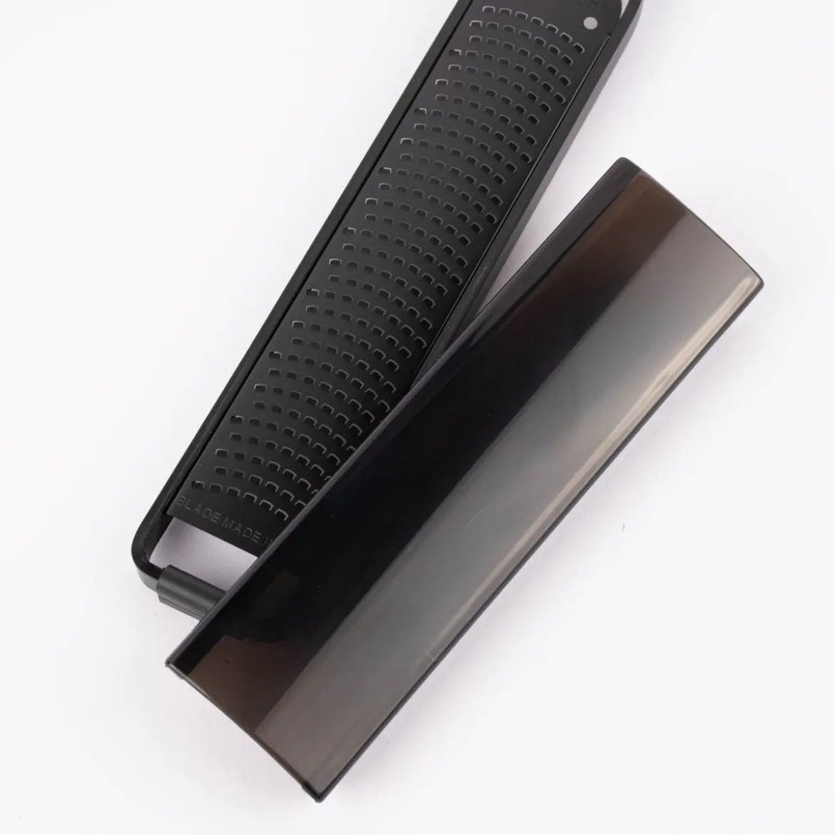 Microplane Black Sheep Serie Zester Reibe Edelstahl matt schwarz 31x4,7cm
