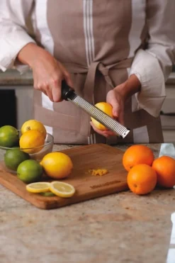 Microplane Premium Kult-Reibe Zester Grater Reibe fein weiß