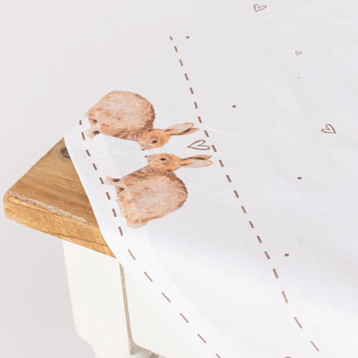 Mitteldecke Kaninchenpaar und Herzen aus Baumwolle weiß braun beige 100x100cm von Clayre & Eef