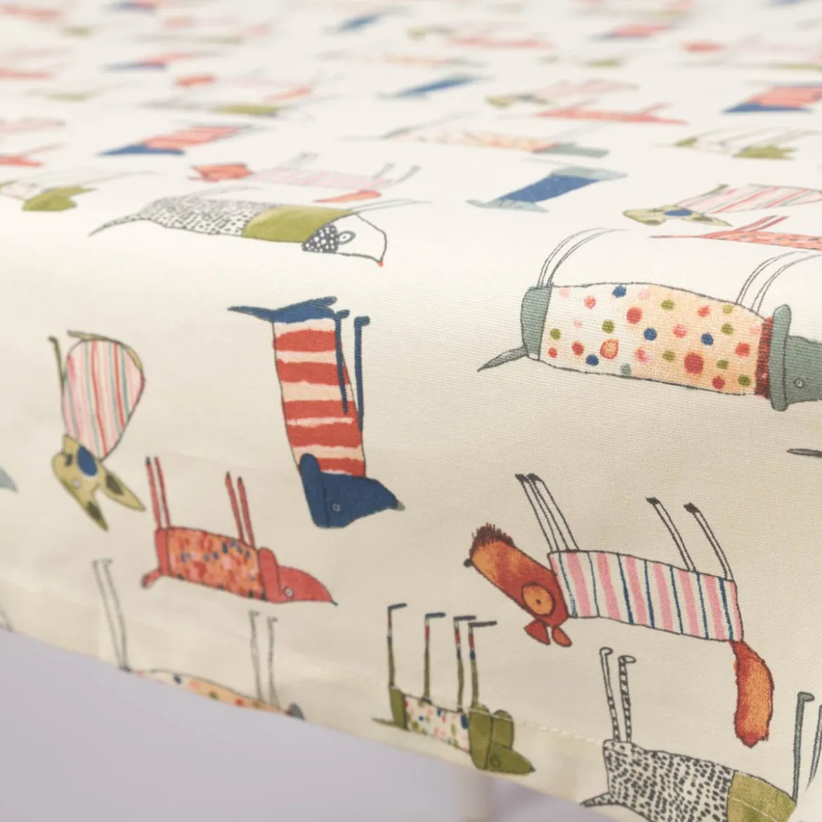 Mitteldecke Tischdecke aus Baumwolle mit Hunden beige bunt in versch. Größen von SCHÖNER LEBEN.