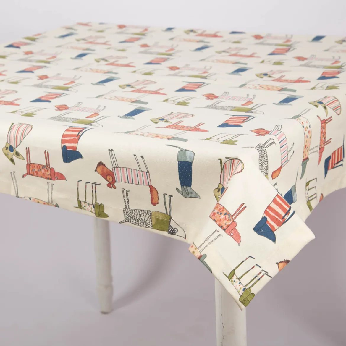 Mitteldecke Tischdecke aus Baumwolle mit Hunden beige bunt in versch. Größen von SCHÖNER LEBEN.