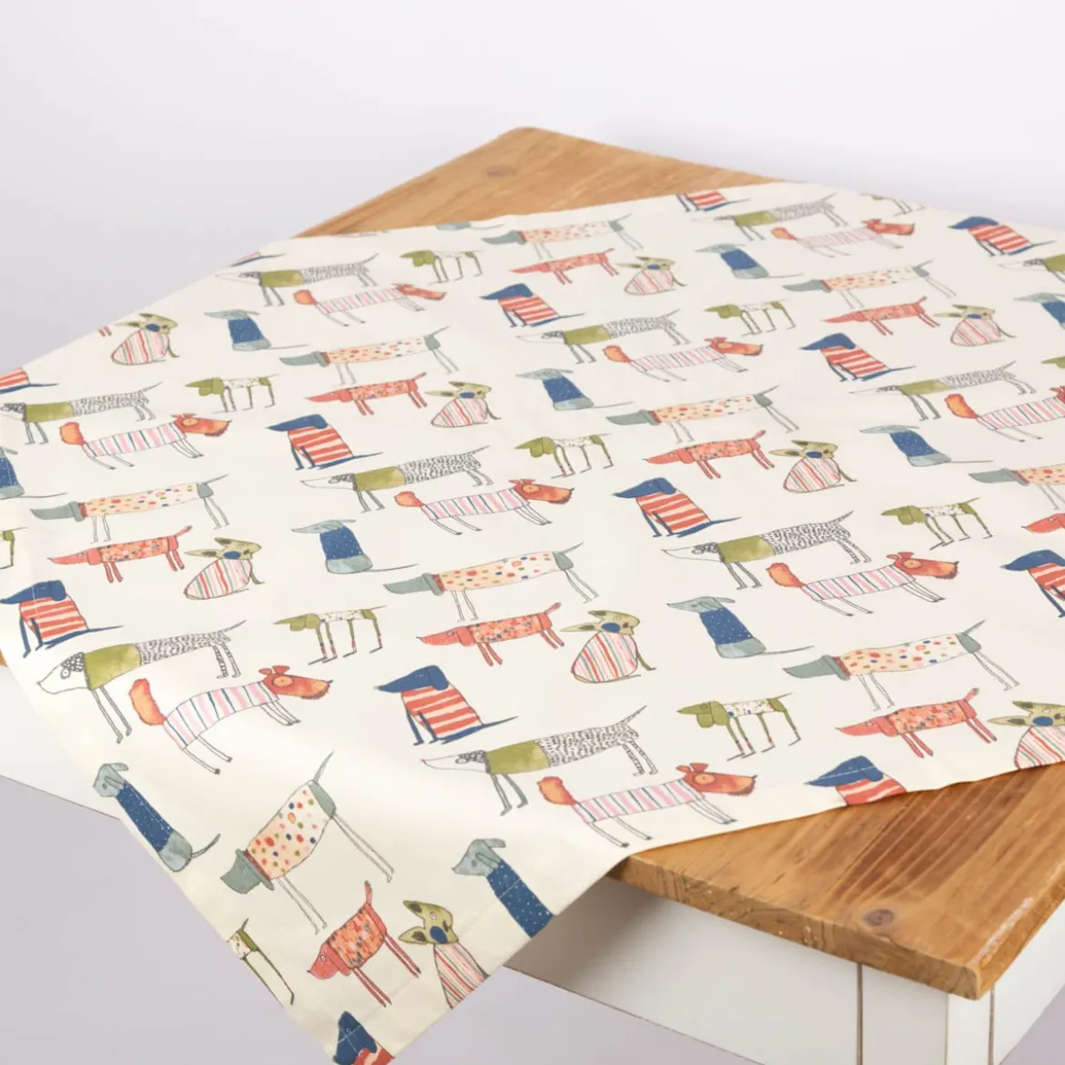 Mitteldecke Tischdecke aus Baumwolle mit Hunden beige bunt in versch. Größen von SCHÖNER LEBEN.