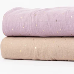 Musselin Stoff Baumwolle Foliendruck Konfetti Striche einfarbig hell violett goldfarbig 1,35m Breite