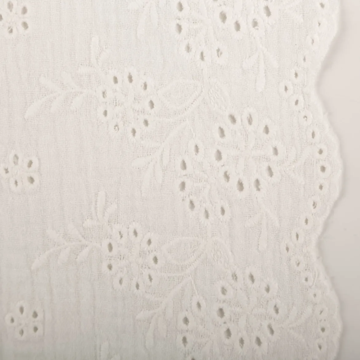Musselin Stoff Double Gauze Blumen Bogenkante Stickerei weiß 1,30m Breite