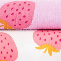 Musselin Stoff STRAWBERRIES Erdbeeren groß offweiß pink 1,35m Breite