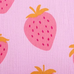 Musselin Stoff STRAWBERRIES Erdbeeren groß hell lila pink 1,35m Breite