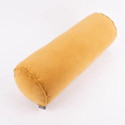 Nackenrolle aus Samt Le Velvet mit Kederumrandung honiggelb 20x55cm von SCHÖNER LEBEN.