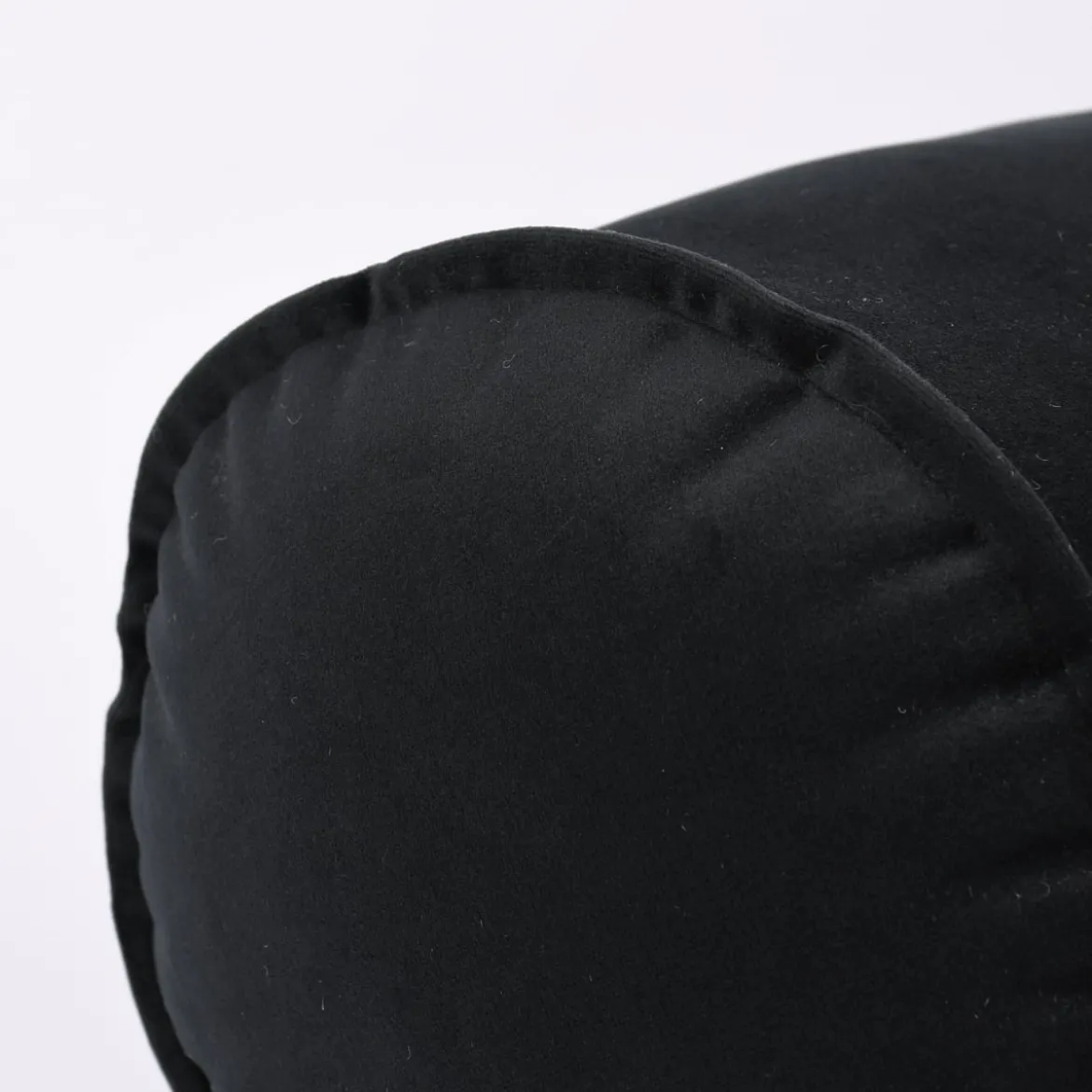 Nackenrolle aus Samt mit Kederumrandung schwarz 20x55cm von SCHÖNER LEBEN.