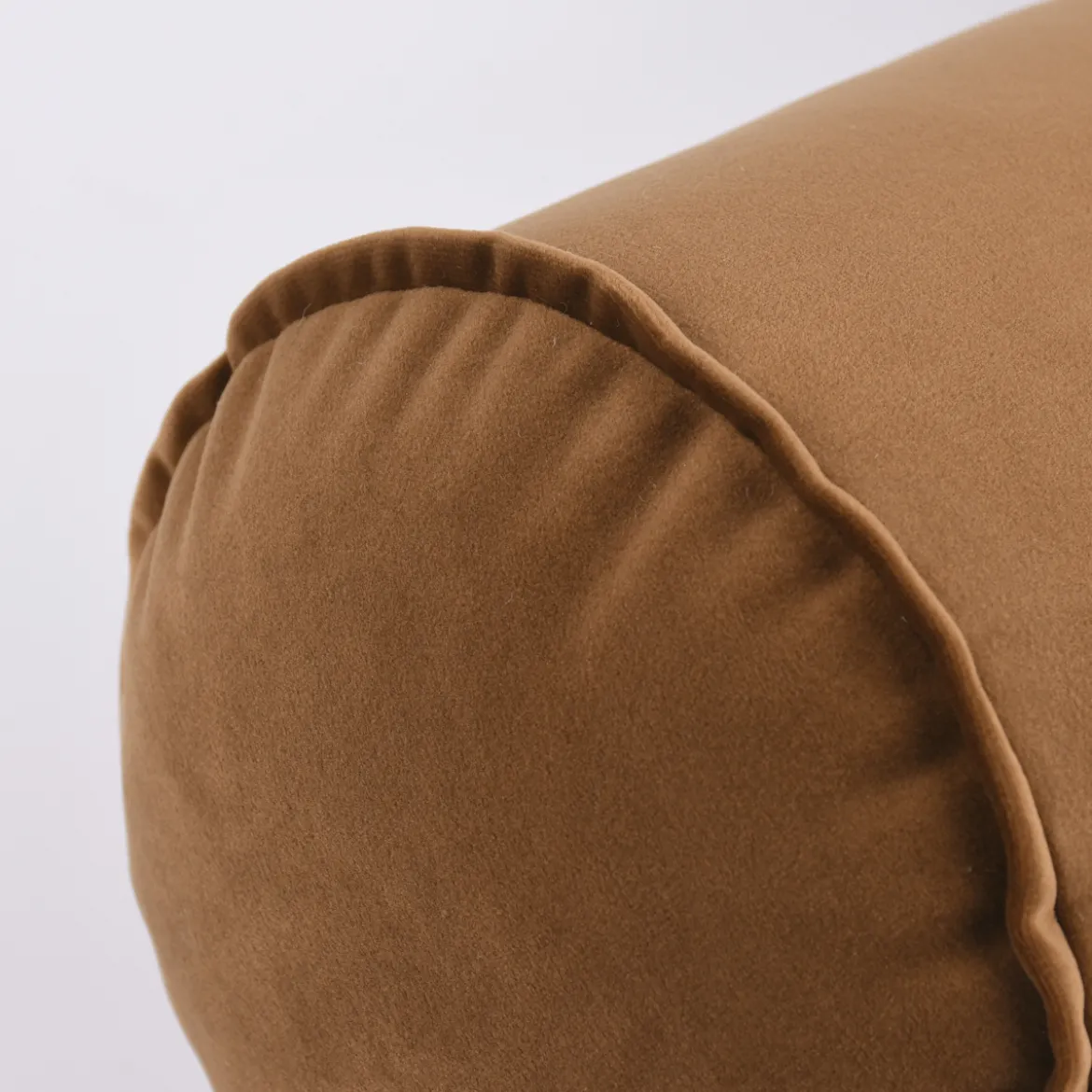 Nackenrolle aus Samt mit Kederumrandung cognac-braun 20x55cm von SCHÖNER LEBEN.