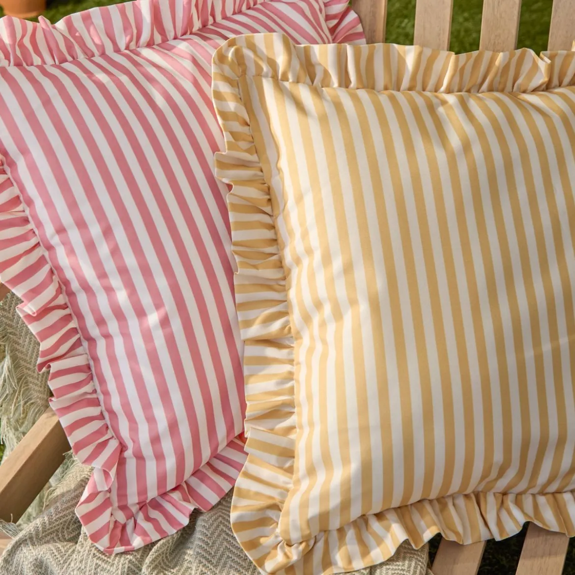 Outdoor Kissenhülle Millie Ruffle Streifen Rüschen rosa weiß 50x50cm