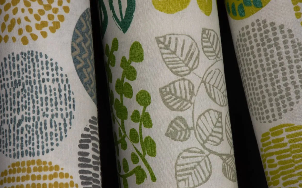 Panama Dekostoff Baumwollstoff Cuba Cactus creme mit Blätter in grün Tönen 1,4m Breite