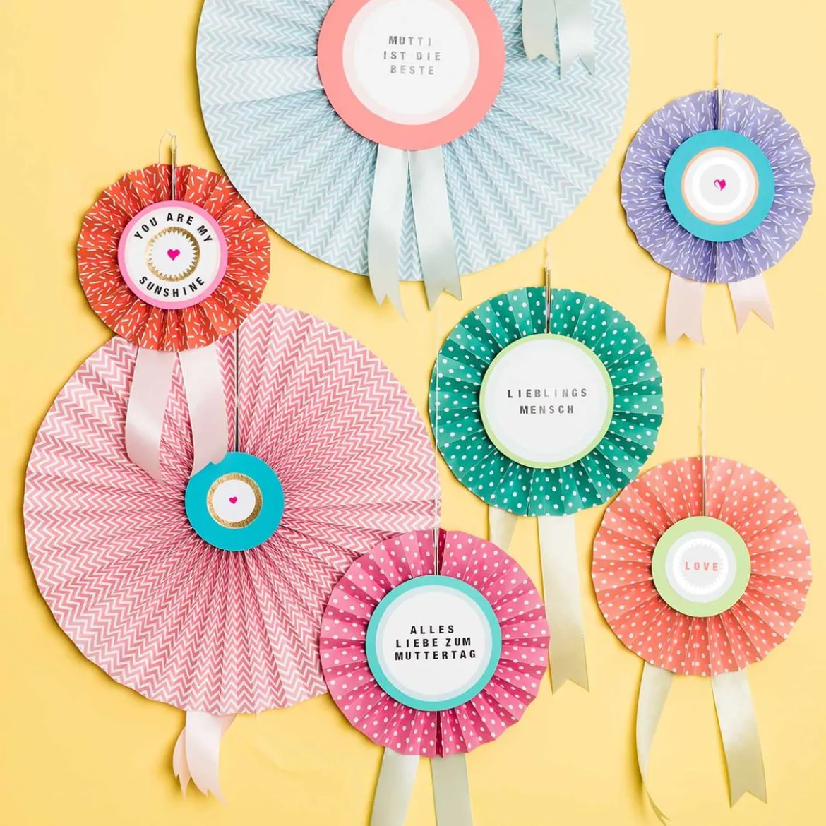 Papierfächer Rosetten in Pastelltönen mit Pünktchen und Karos von Rico Design im 3er Set