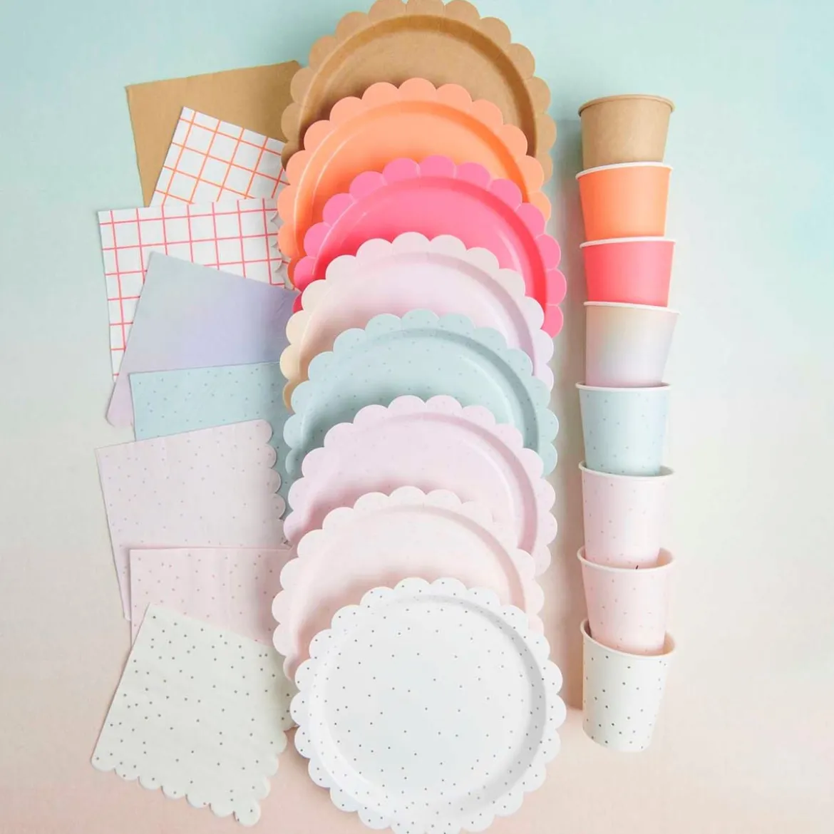 Pappteller aus Kraftpapier mit Wellenrand 23cm von Rico Design, 8 Stück