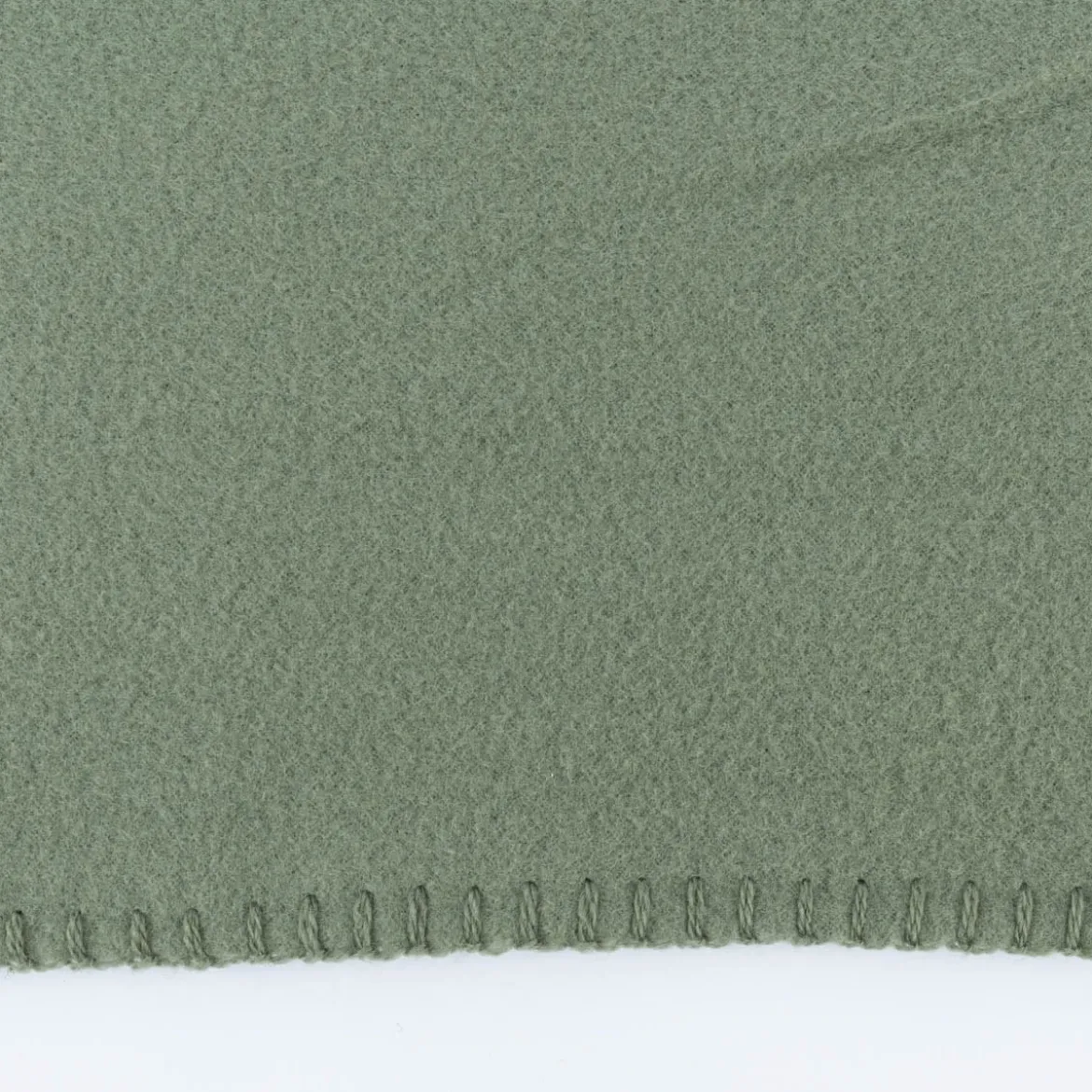 Plaid aus Polyester mit grobem Kettelrand einfarbig salbeigrün 125x150cm