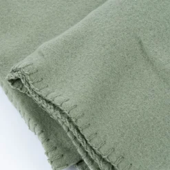 Plaid aus Polyester mit grobem Kettelrand einfarbig salbeigrün 125x150cm