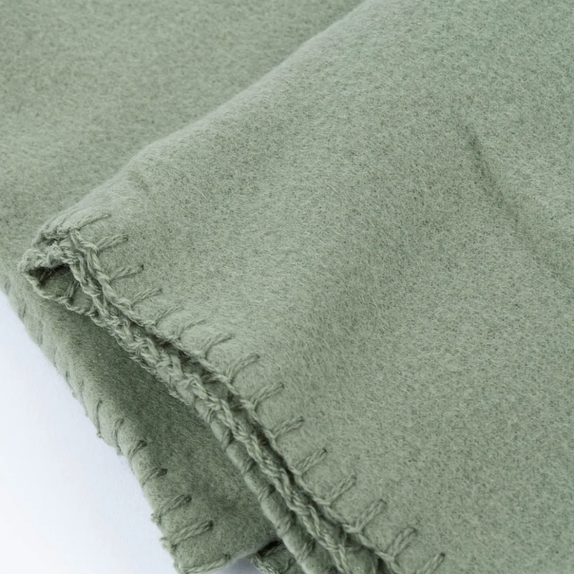 Plaid aus Polyester mit grobem Kettelrand einfarbig salbeigrün 125x150cm