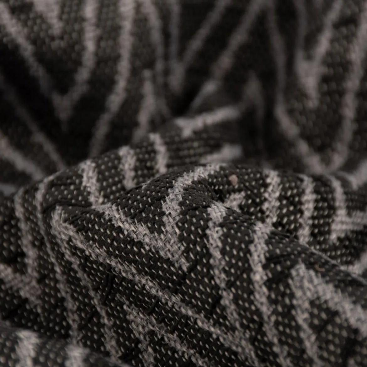 Polsterstoff Dekostoff Jacquard Flachgewebe Mira Chevron anthrazit grau 1,40m Breite