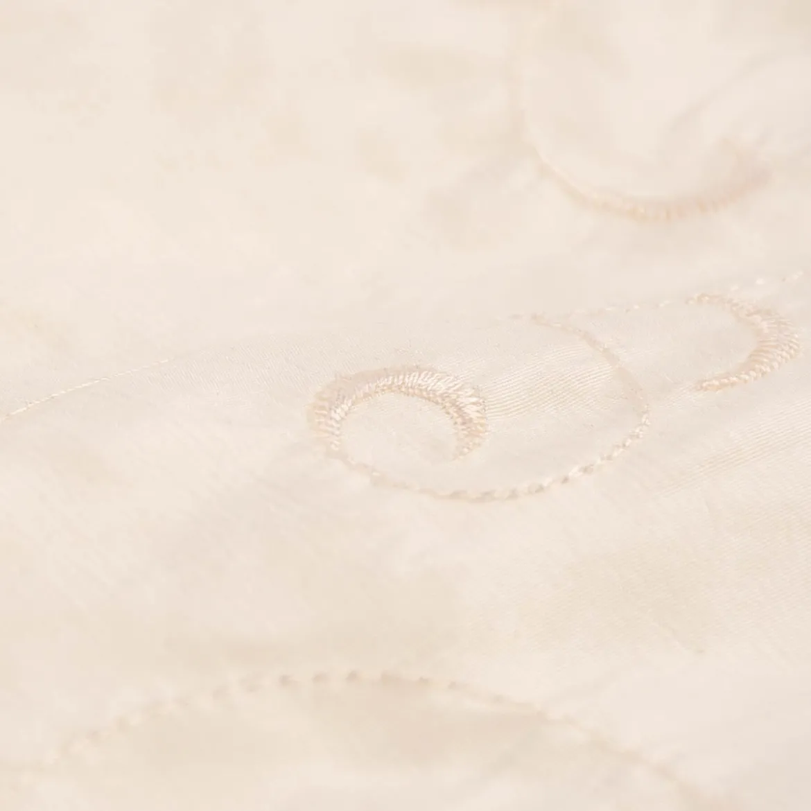 Polyesterstoff Taft Trachten Stickerei Blätter Ranken beige 1,50m Breite