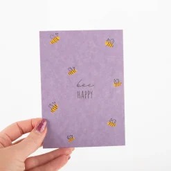 Postkarte Bee Happy mit Bienen lila aus Pappe A6 von KEITCARDS