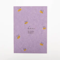 Postkarte Bee Happy mit Bienen lila aus Pappe A6 von KEITCARDS